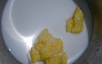 泡芙体部分，黄油加牛奶加糖放入锅中，开小火