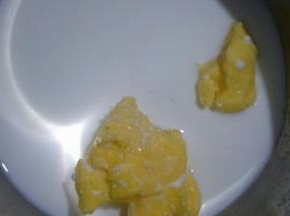 泡芙体部分，黄油加牛奶加糖放入锅中，开小火