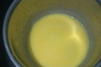 黄油融化后开大火煮沸，再煮十几秒