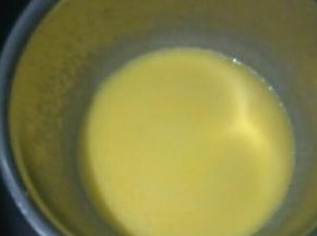 黄油融化后开大火煮沸，再煮十几秒
