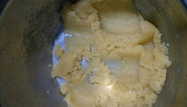 关火，倒入面粉快速拌匀，然后开小火，煮至锅底出现一层薄薄的面糊为止，约十几秒，将面糊盛入打蛋盆中