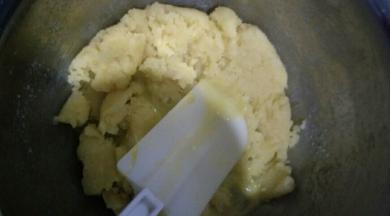 分3~5次加入面糊中，每次都要搅拌均匀后再加下一次。