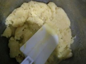 分3~5次加入面糊中，每次都要搅拌均匀后再加下一次。
