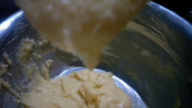 鸡蛋液加入搅拌至打蛋器提起，面糊呈倒三角状，从三角尖到底部约4 cm左右的状态即可(鸡蛋液的用量就是搅拌到这个程度，方子中的用量可根据自己情况上下增减3~5克左右)