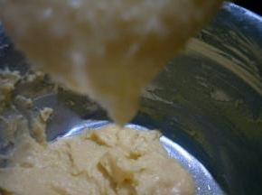 鸡蛋液加入搅拌至打蛋器提起，面糊呈倒三角状，从三角尖到底部约4 cm左右的状态即可(鸡蛋液的用量就是搅拌到这个程度，方子中的用量可根据自己情况上下增减3~5克左右)