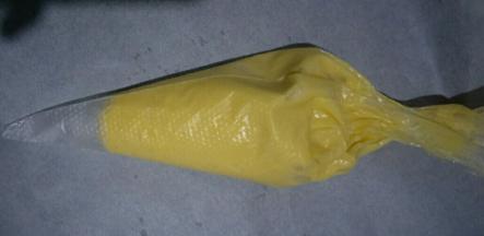 装入裱花袋，剪小口