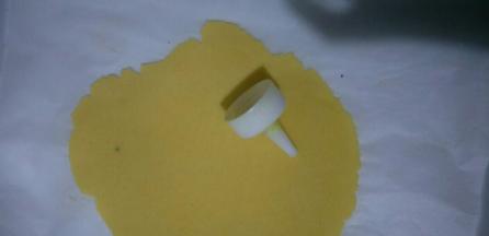 将酥皮取出。准备圆形模具或者瓶盖