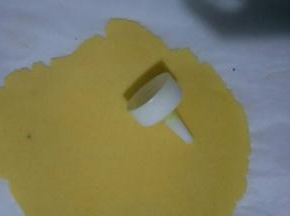 将酥皮取出。准备圆形模具或者瓶盖