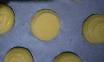 轻轻放在泡芙上