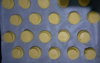 依次做好，烤箱上下火200度预热。放入烤箱烤12分钟后再换180度烤13分钟即可，关火过一会再取出(中途不要打开烤箱门，防止泡芙温度下降导致塌陷)