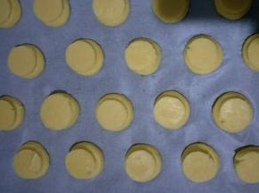依次做好，烤箱上下火200度预热。放入烤箱烤12分钟后再换180度烤13分钟即可，关火过一会再取出(中途不要打开烤箱门，防止泡芙温度下降导致塌陷)