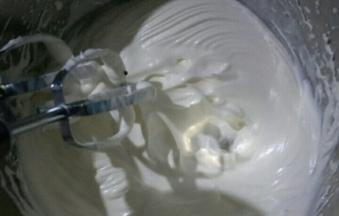 淡奶油加汤粉打发至出现明显纹路