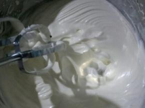 淡奶油加汤粉打发至出现明显纹路