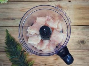 挤上柠檬汁放上蒜盐、糖腌15分钟
