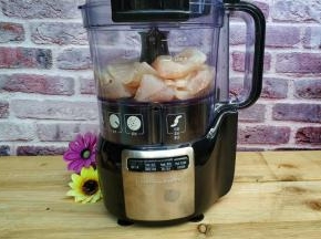 放入汉美驰多功能料理机上，轻松按键快速搅拌成鱼茸.数了数20下就可以完美切拌好啦