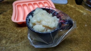 鱼茸装入裱花袋，在底部剪开口