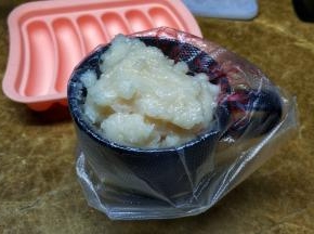 鱼茸装入裱花袋，在底部剪开口