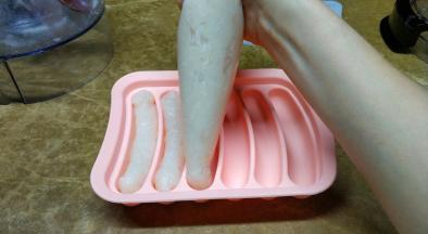 挤在香肠模具里