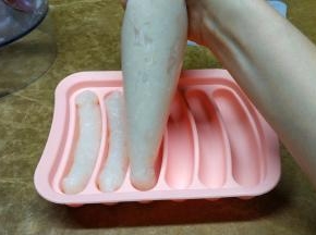 挤在香肠模具里