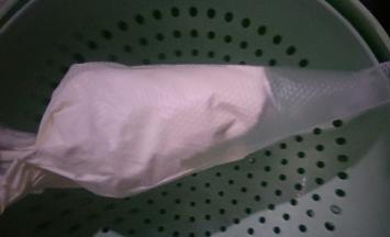 装入裱花袋，剪小口