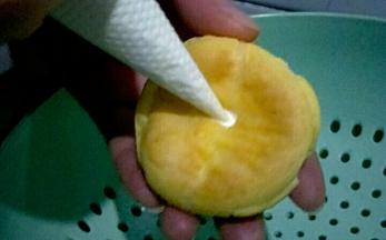 泡芙底部戳洞，将奶油挤入，泡芙就做好啦