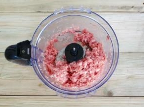 猪肉用盐腌5分钟洗净切块，放入汉美驰多功能料理里，轻松快速绞好肉末