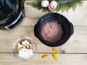 莲子、淮山、百合、云苓洗干净，肉未放入炖盅里用水浸半小时