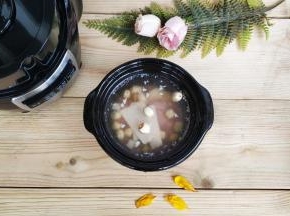 莲子、淮山、百合、云苓放入炖盅里