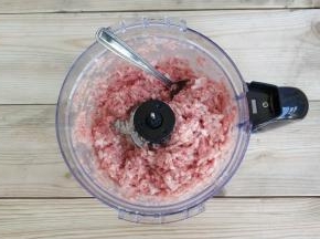 猪肉放料理机绞碎