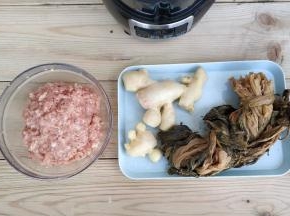 梅菜清洗干净捏干水，嫩姜去皮洗干净
