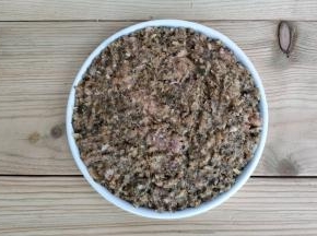 平铺放在碟子里