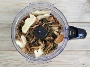 梅菜、姜切段加上小半碗水放入汉美驰多功能料理机里