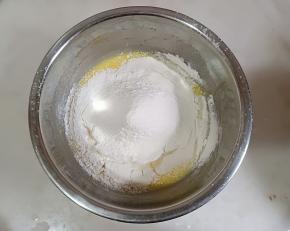 加入过筛好的低筋面粉。