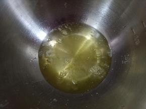 蛋清加几滴柠檬汁打发。