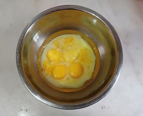 蛋黄中加入酸奶和玉米油。
