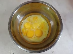 蛋黄中加入酸奶和玉米油。