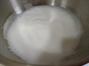 打至细腻泡沫再加30克细砂糖。