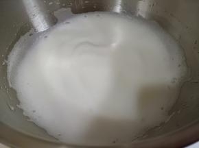 打至细腻泡沫再加30克细砂糖。