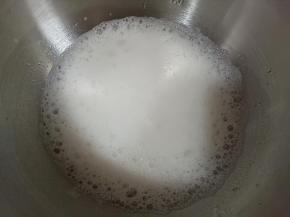 打至粗泡，加30克细砂糖继续打发。