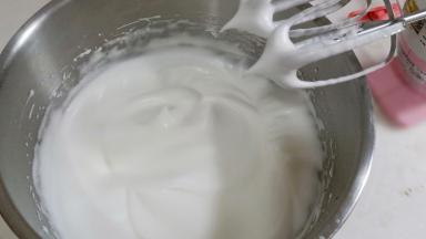 打至轻轻提起打蛋器可以拉出直立尖角即可。