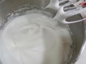 打至轻轻提起打蛋器可以拉出直立尖角即可。