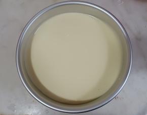 倒入模具，震出大气泡。入预热好的模具140度最底层烤1小时。