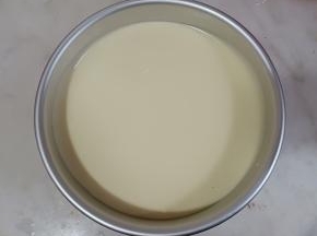 倒入模具，震出大气泡。入预热好的模具140度最底层烤1小时。