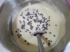 加入巧克力豆稍微翻拌几下，拌匀即可。