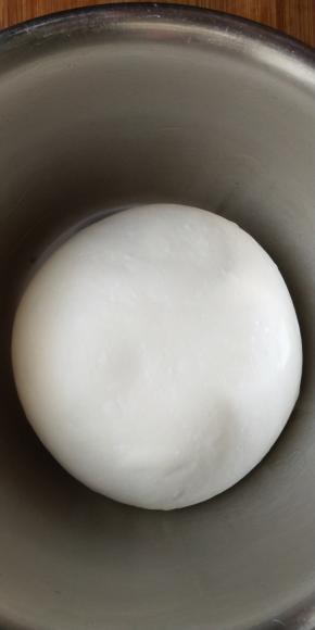 所有材料黄油除外混合，所有材料揉成光滑的面团，加入切成小块的黄油，揉制扩展阶段