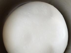 所有材料黄油除外混合，所有材料揉成光滑的面团，加入切成小块的黄油，揉制扩展阶段