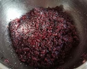 煮好后趁热加入细砂糖，拌匀。