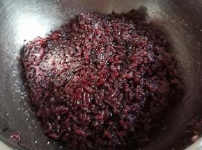 煮好后趁热加入细砂糖，拌匀。