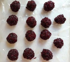 不烫手后分成30克每个左右，滚圆盖保鲜膜备用。