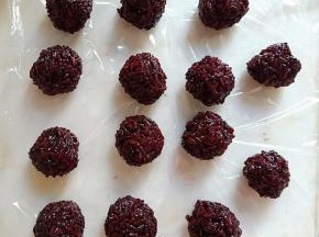 不烫手后分成30克每个左右，滚圆盖保鲜膜备用。